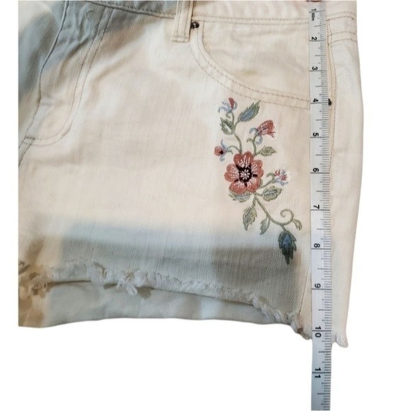 FLORAL Denim Shorts - Picture 6 of 7